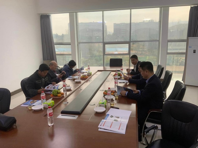 Khách hàng khai thác ở nước ngoài ghé thăm nhà máy của chúng tôi để đàm phán hợp tác và liên lạc chuyên sâu về băng tải